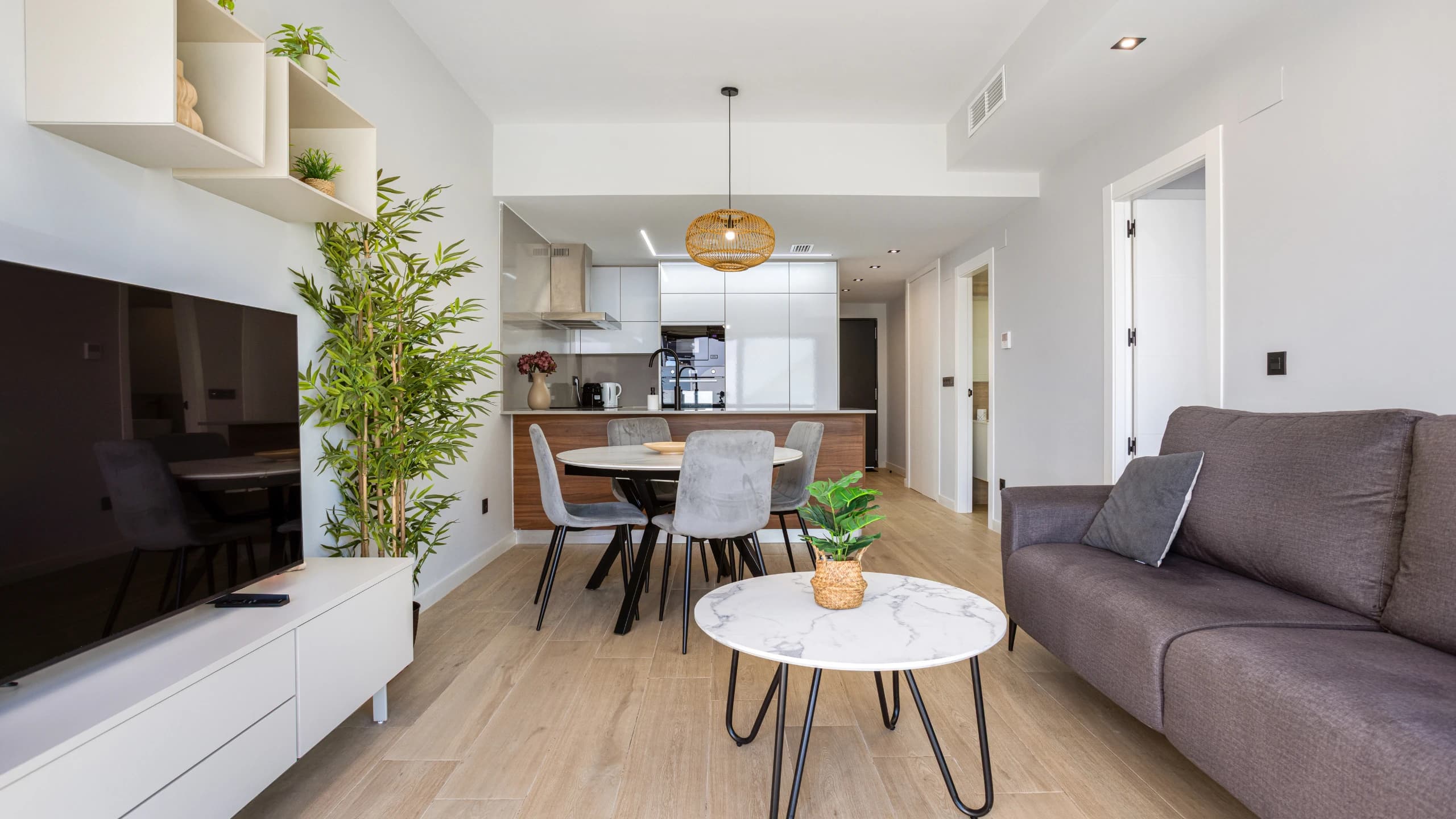 Interior luminoso de una vivienda lista para arrendar
