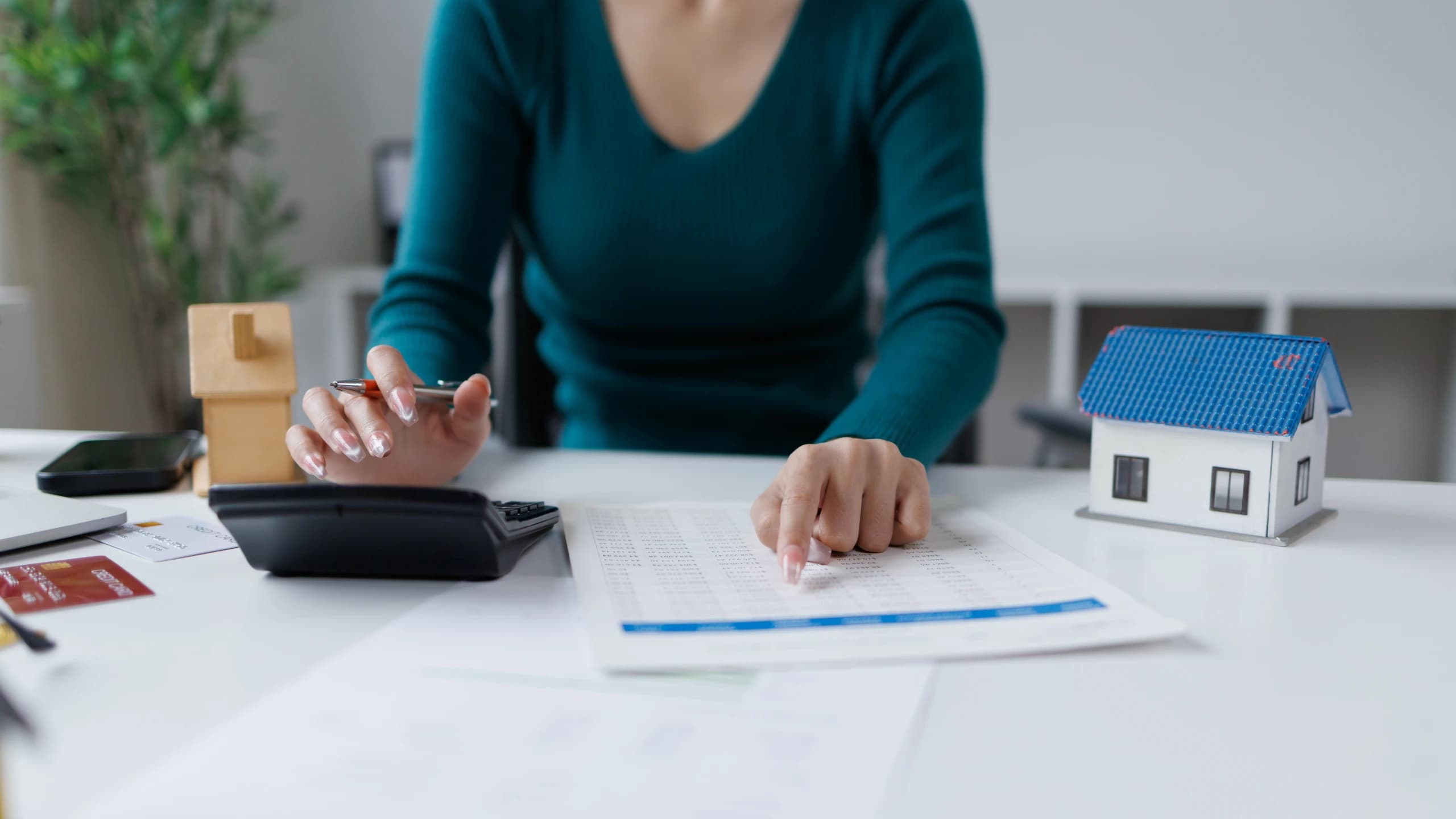 Escritorio con planos, calculadora y herramientas de planificación