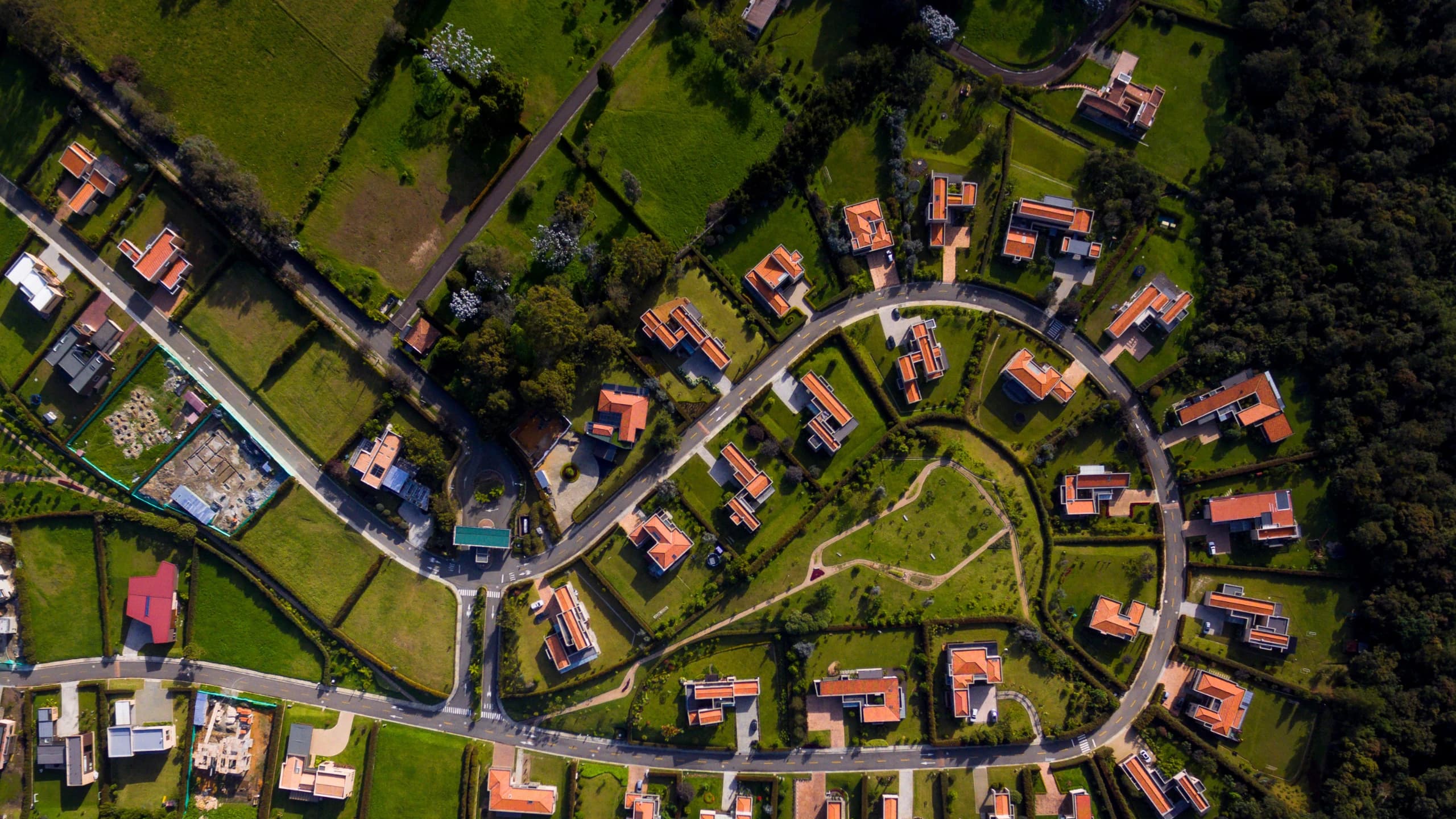 Agente inmobiliario conversando con propietarios en una vivienda