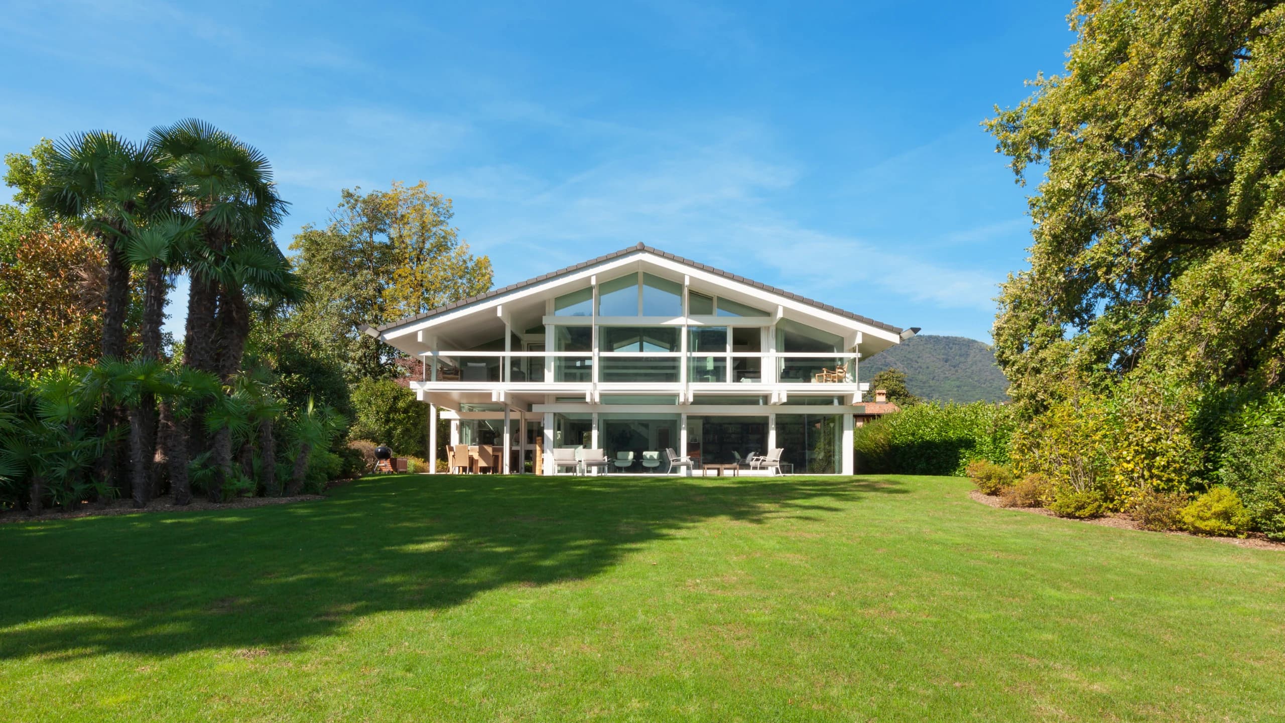 Casa con jardín evaluada para una tasación inmobiliaria